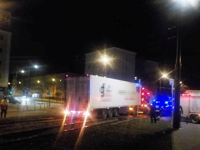 TIR utknął na torowisku