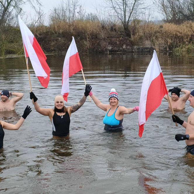 W Święto Niepodległości morsy z Łomży i regionu rozpoczęły sezon zimnych kąpieli. Do wody wskoczyły też służby mundurowe. ZDJĘCIA