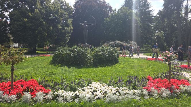 Spacer przez muzyczne serce Bydgoszczy. Park Kochanowskiego zachwyca historią i klimatem