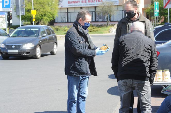 Marszałek Grodzki robi zakupy na bazarku