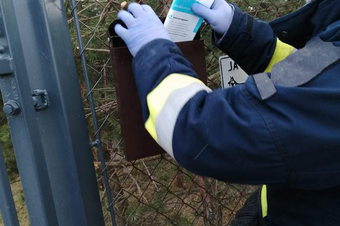 Chodzą od domu do domu i roznoszą ulotki. Strażacy pomagają walczyć z koronawirusem