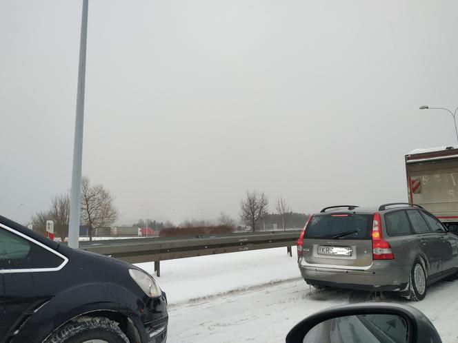Tragiczne warunki na świętokrzyskich drogach. Zjazd na krajową S7 w Skarżysku