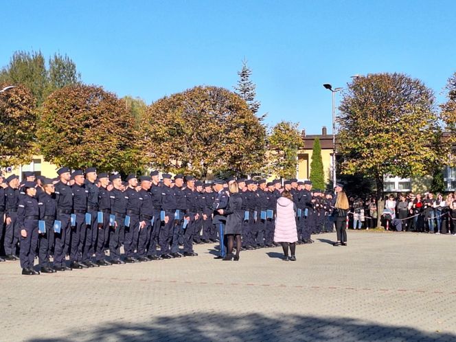 Uroczyste zakończenie szkolenia policyjnego w Katowicach. Ponad 200 nowych policjnatów