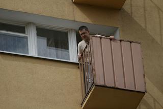 Młody mężczyzna rzucił się z balkonu na 9. piętrze na Bielanach