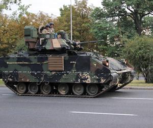 Amerykański bwp M2 Bradley - próba defilady 2024