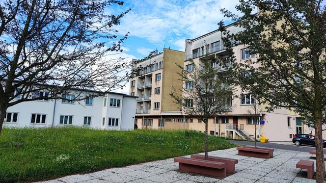 Kultowy akademik "Pancernik" we Wrocławiu. Dom z wzorcowego osiedla wciąż czeka na drugie życie