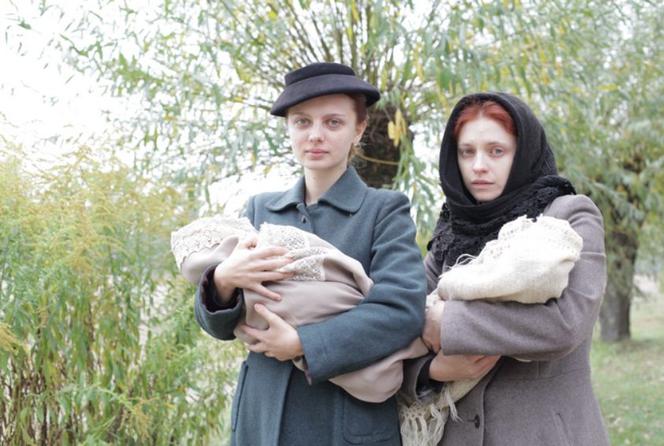 Stulecie Winnych, sezon 2, odc. 14 (1): Ania (Weronika Humaj), Mania  (Karolina Bacia)