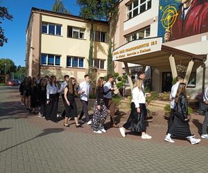 100 par zatańczyło poloneza na 100-lecie siedleckiego Ekonomika