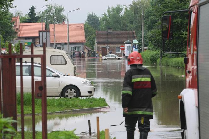 Wielka woda wdzierała się do domów. 14 lat temu Kraków i Małopolska walczyły z powodzią