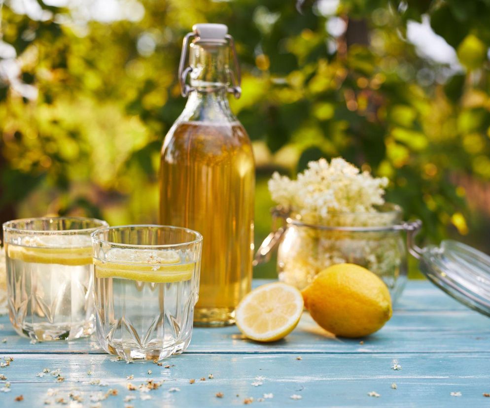 Zatrzymaj wiosnę w butelce – sprawdzony przepis na syrop z kwiatów bzu