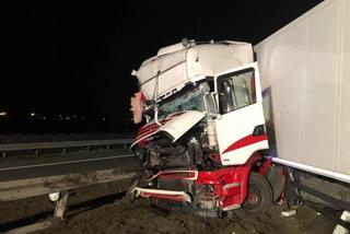 Groźny wypadek dwóch ciężarówek na A2 koło Poznania. Został z nich złom. Są utrudnienia! [ZDJĘCIA] 