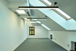 Okna dachowe a wentylacja grawitacyjna: jak wykorzystać naturalny ruch powietrza do efektywnej wentylacji poddasza?