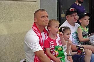 Gorzowianie licznie przybyli na strefę kibica na bulwarze. Deszcz nie pomagał w śledzeniu spotkania