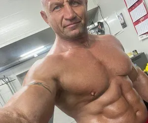 Mariusz Pudzianowski wylądował na stole operacyjnym! Tak wyglądała jego noga. Obrazki, które wielu odrzucą