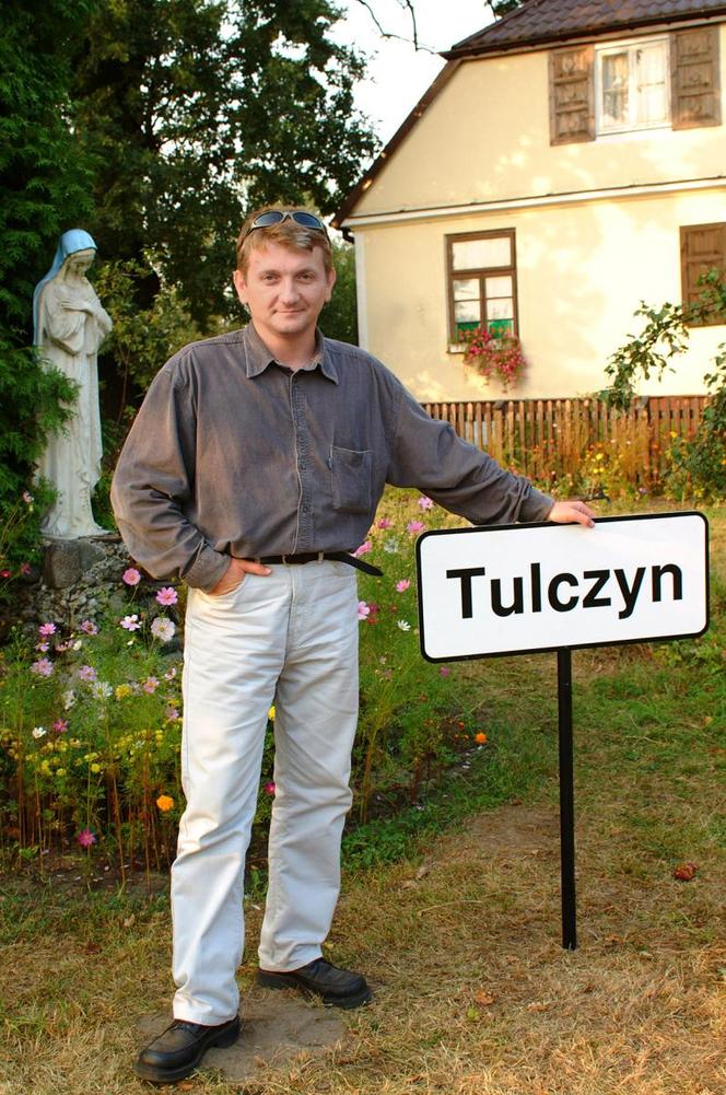 Jak zmienił się Dariusz Kowalski, serialowy Janusz Tracz z "Plebanii"?