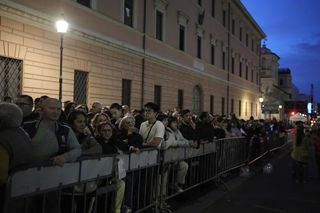 Tłum wiernych w Watykanie. Ogromna kolejka do trumny papieża
