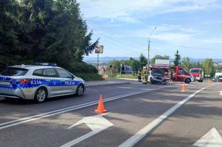 69-latka nie zatrzymała się przed znakiem „STOP”. Volkswagenem uderzyła w kię 