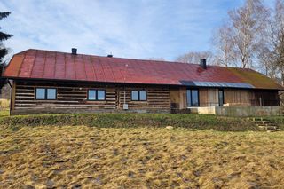 Ich wygodny dom ma aż 33 m długości. Stara łemkowska chyża wcześniej była magazynem starych rzeczy i niepotrzebnych mebli. Remont w Hańczowej