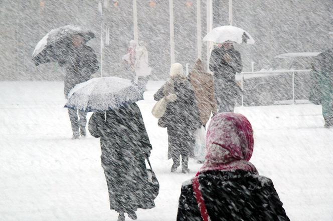 Zima nie odpuszcza. Wichury, gołoledź i 25 cm śniegu