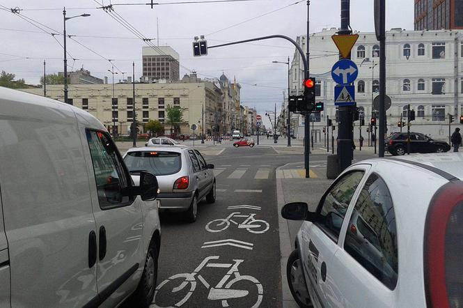 Oznakowanie na ulicy Piotrkowskiej przy alei Piłsudskiego wprowadza rowerzystów w błąd