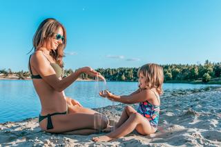 10 zasad bezpieczeństwa, których trzeba przestrzegać z dzieckiem na plaży i nad wodą