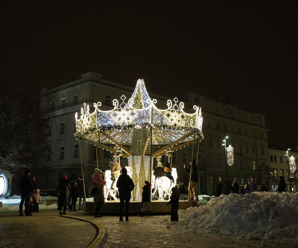 Świąteczna karuzela dołączyła do iluminacji bożonarodzeniowej w Lublinie