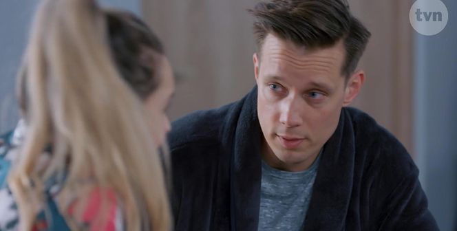 Na Wspólnej odc. 4045. Darek Żbik (Michał Mikołajczak), Kasia (Julia Chatys)