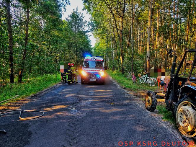  W środku lasu spłonął traktor z transportem siana