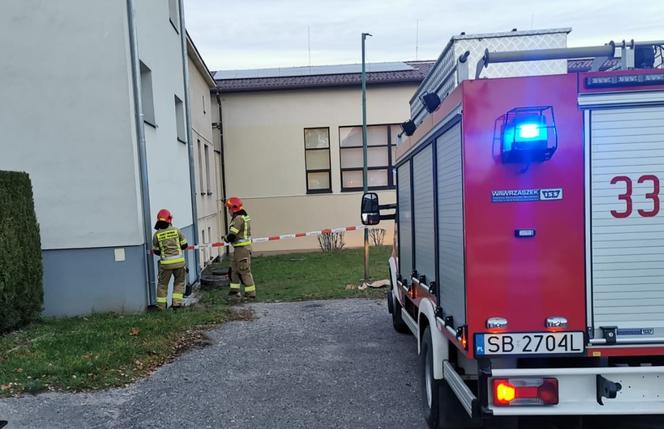 Trzyletni Franek wpadł do ciasnej studzienki. Policjantka ruszyła z pomocą. Zawisła głową w dół!