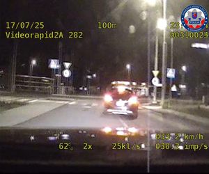 Wiózł kolegę w otwartym bagażniku