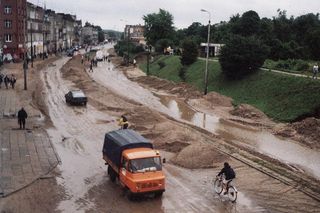 Powódź w Gdańsku w 2001 roku. Koszmarny widok. Zalane były ulice i domy 