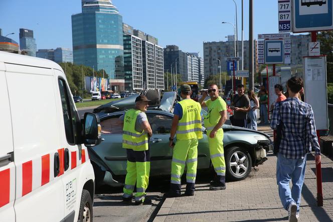 Wypadek w Alejach Jerozolimskich. Samochód uderzył w autobus. Kierowca osobówki nie żyje