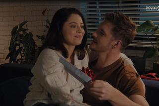 M jak miłość, odc 1510: Iza (Adriana Kalska), Marcin (Mikołaj Roznerski)