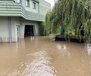 Krytyczna sytuacja w Kłodzku. Okropnie leje, ulice i domy zalane przez wodę