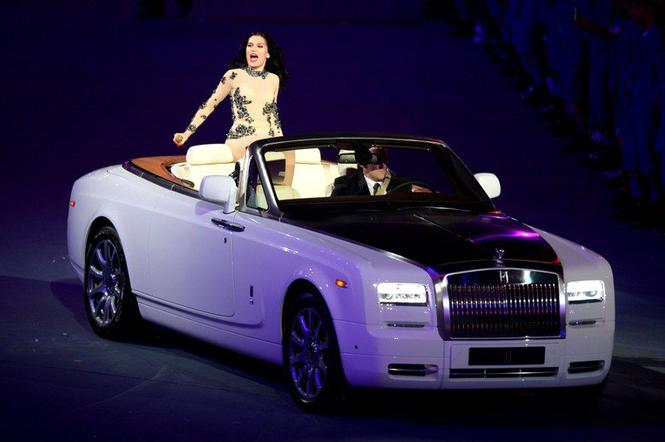 Piosenkarka Jessie J i Rolls-Royce Phantom Series II Drophead Coupe