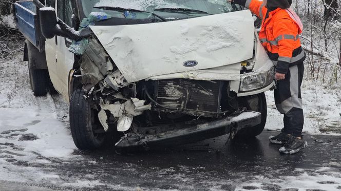 Zderzenie karetki pogotowia z samochodem dostawczym pod Warszawą. Ambulans zjechał na przeciwległy pas