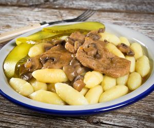 Nowy pomysł na schab: soczysty schab pieczony w piekarniku z sosem pieczarkowym