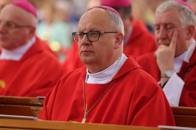 Biskup Andrzej Czaja. Kim jest biskup posądzony o okropne groźby?