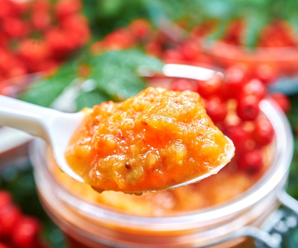 Jarzębina jest znakomita dla nerek i wątroby, ale można się nią zatruć. Pamiętaj o tej zasadzie