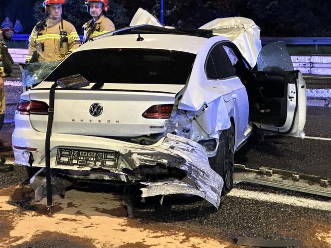 Tragiczny wypadek na Trasie Łazienkowskiej. Volkswagen wbił się w auto rodziny z dziećmi. Jedna osoba nie żyje