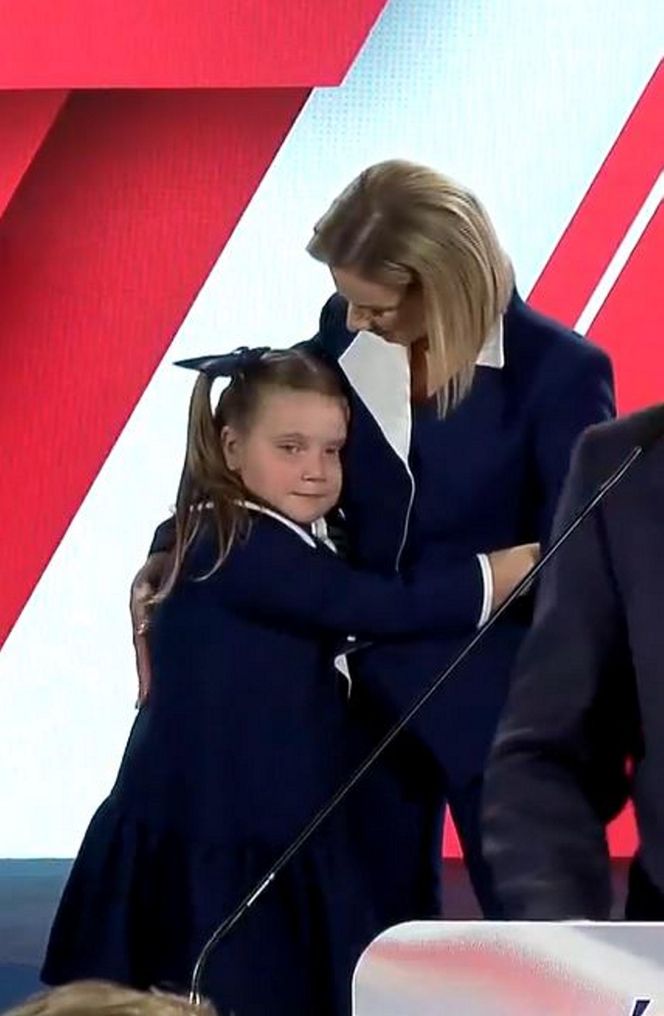 Karol Nawrocki z rodziną. Jego córka skradła show na wieczorze wyborczym