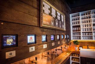 Te miejsca mają swój klimat! Oto TOP 10 najbardziej niezwykłych barów w Warszawie [GALERIA]