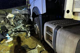 Tragedia na S10 w Toruniu. Tir roztrzaskał osobówkę. Dwie osoby nie żyją, jedna ranna