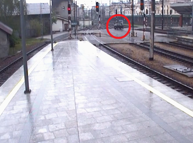 Tego jeszcze nie było! Pijany w sztok wjechał autem... na peron Dworca Głównego!