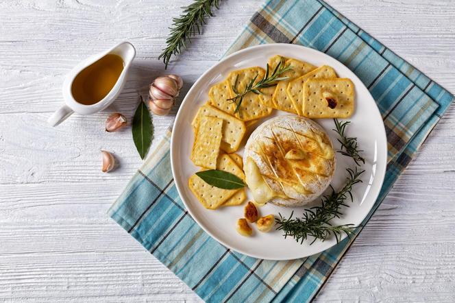 Zapiekany camembert z czosnkiem i rozmarynem. Efektowna przekąska na każdą okazję