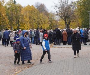 Tłumy na cmentarzu przy ul. Poprzecznej. Olsztynianie odwiedzają groby bliskich [ZDJĘCIA]