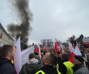 Protest rolników we Wrocławiu. Strajk wymyka się spod kontroli. Urząd Wojewódzki obrzucany jajkami