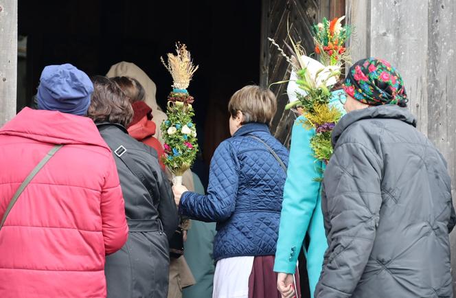 Niedziela Palmowa w lubelskim skansenie. Wokół kościoła z Matczyna przeszła procesja