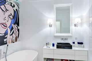 Lustro w łazience w białej stylowej ramie