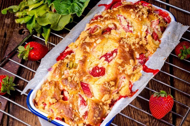 Puszyste ciasto z truskawkami i rabarbarem – łatwe, szybkie i zawsze się udaje!